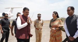 मुख्यमंत्री देवेंद्र फडणवीस यांचे ओझर विमानतळावर स्वागत