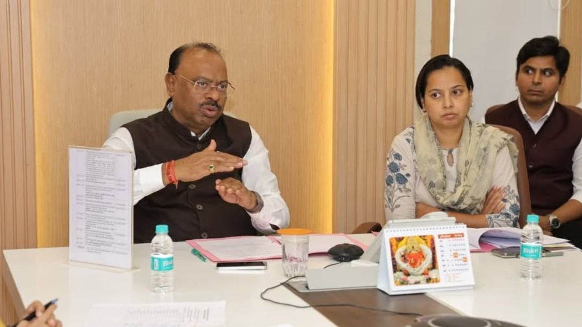 Minister Chandrashekhar Bawankule reviewed the minor mineral mines and crushers in Thane, Palghar and Raigad districts.