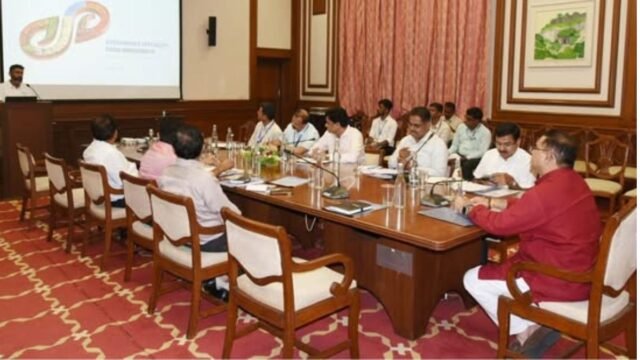 Onion farmers in the state should be protected from fluctuations in onion prices and get competitive prices, while also safeguarding the interests of the general consumers.