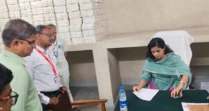 आर्थिक वर्ष 2025-26 चा आढावा : जिल्हा कोषागार कार्यालयास जिल्हाधिकाऱ्यांची भेट