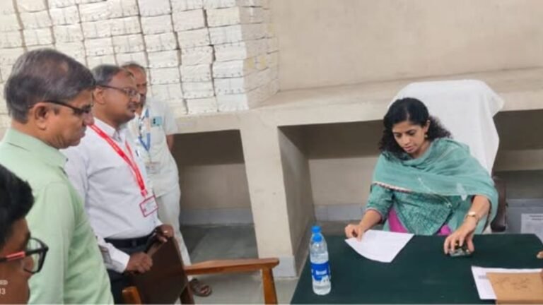 आर्थिक वर्ष 2025-26 चा आढावा : जिल्हा कोषागार कार्यालयास जिल्हाधिकाऱ्यांची भेट