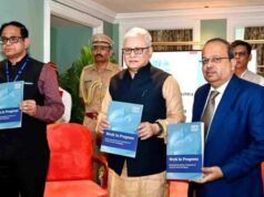 देशात दरवर्षी ३४ लाख टन प्लास्टिक कचरा तयार होत आहे. यापैकी ४० टक्के प्लास्टिक अंतिमतः नदी, नाले व भूगर्भात जात आहे.