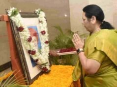 महात्मा ज्योतिराव फुले यांच्या द्विजन्मशताब्दी वर्षाच्या शुभारंभानिमित्त विधानभवनात अभिवादन