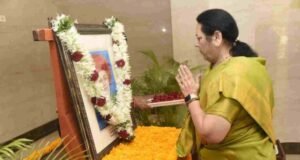 महात्मा ज्योतिराव फुले यांच्या द्विजन्मशताब्दी वर्षाच्या शुभारंभानिमित्त विधानभवनात अभिवादन