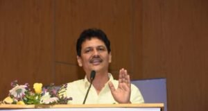 आपले गाव आरोग्य संपन्न करण्यासाठी सर्व यंत्रणांनी पूर्ण क्षमतेने काम करावे – मंत्री प्रकाश आबिटकर