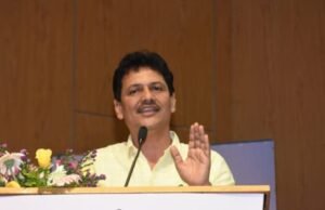 आपले गाव आरोग्य संपन्न करण्यासाठी सर्व यंत्रणांनी पूर्ण क्षमतेने काम करावे – मंत्री प्रकाश आबिटकर