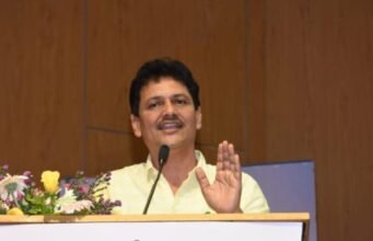 आपले गाव आरोग्य संपन्न करण्यासाठी सर्व यंत्रणांनी पूर्ण क्षमतेने काम करावे – मंत्री प्रकाश आबिटकर