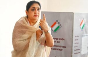 उपमुख्यमंत्री सुनेत्रा अजित पवार यांनी आज सकाळी काटेवाडी येथील जिल्हा परिषद शाळेत आपला मतदानाचा हक्क बजावला.
