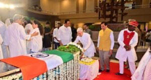 ज्येष्ठ पार्श्वगायिका, पद्मविभूषण आणि महाराष्ट्र भूषण या पुरस्काराने सन्मानित आशाभोसले यांच्या पार्थिवाचे राज्यपाल जिष्णु देव वर्मा यांनी दर्शन घेतले.