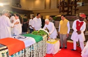 ज्येष्ठ पार्श्वगायिका, पद्मविभूषण आणि महाराष्ट्र भूषण या पुरस्काराने सन्मानित आशाभोसले यांच्या पार्थिवाचे राज्यपाल जिष्णु देव वर्मा यांनी दर्शन घेतले.