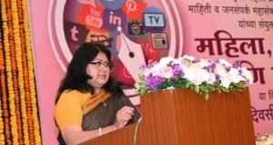 माध्यमे ही लोकशाहीचा चौथा स्तंभ असून त्यांच्या शब्दांमधून समाजाची मानसिकता घडते.