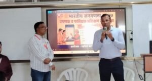 कर्जत तालुक्यात प्रगणक प्रशिक्षणाला जिल्हाधिकाऱ्यांची भेट