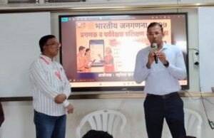 कर्जत तालुक्यात प्रगणक प्रशिक्षणाला जिल्हाधिकाऱ्यांची भेट