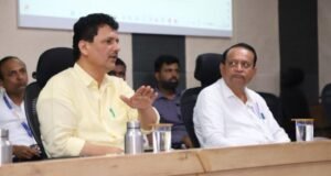 जिल्ह्यात कृषी विभागाचे काम चांगले; मात्र शेतीमधील नव्या सुधारणा आणि उत्पादन वाढ दाखवा – पालकमंत्री प्रकाश आबिटकर