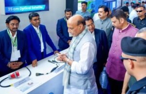 केंद्रीय मंत्री राजनाथ सिंह यांच्यासमवेत मुख्यमंत्री देवेंद्र फडणवीस यांनी येथे निबे ग्रुपच्या डिफेन्स मॅन्युफॅक्चरिंग कॉम्प्लेक्समधील आर्टिलरी शेल लाईन
