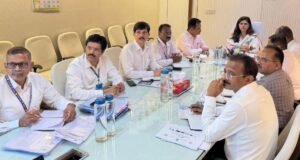 पशुसंवर्धन विभागातील रिक्त पदे तातडीने भरून प्रशासकीय कामाला गती देण्याचे व ग्रामीण भागातील पशुवैद्यकीय पायाभूत सुविधा अधिक आधुनिक करण्याचे निर्देश पशुसंवर्धन