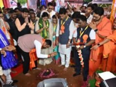 श्री सिद्धिविनायक मंदिर परिसराच्या सुशोभीकरण पहिल्या टप्प्यातील कामांचे भूमिपूजन मुख्यमंत्री देवेंद्र फडणवीस यांच्या हस्ते करण्यात आले.