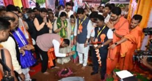 श्री सिद्धिविनायक मंदिर परिसराच्या सुशोभीकरण पहिल्या टप्प्यातील कामांचे भूमिपूजन मुख्यमंत्री देवेंद्र फडणवीस यांच्या हस्ते करण्यात आले.