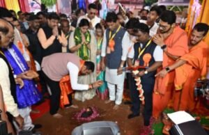 श्री सिद्धिविनायक मंदिर परिसराच्या सुशोभीकरण पहिल्या टप्प्यातील कामांचे भूमिपूजन मुख्यमंत्री देवेंद्र फडणवीस यांच्या हस्ते करण्यात आले.