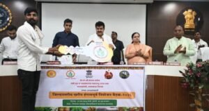 पालकमंत्री संजय राठोड यांच्या हस्ते शेतकऱ्यांना ट्रॅक्टर, ड्रोन व कृषी यंत्राचे वाटप