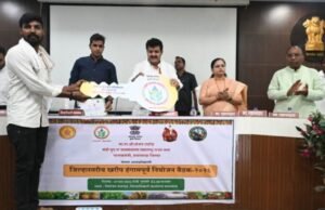 पालकमंत्री संजय राठोड यांच्या हस्ते शेतकऱ्यांना ट्रॅक्टर, ड्रोन व कृषी यंत्राचे वाटप