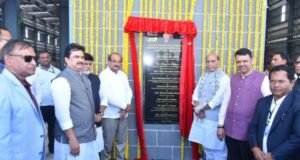 केंद्रीय मंत्री राजनाथ सिंह आणि मुख्यमंत्री देवेंद्र फडणवीस यांच्या हस्ते निबे ग्रुपच्या डिफेन्स मॅन्युफॅक्चरिंग कॉम्प्लेक्स मुख्य प्रवेशद्वाराचे उद्घाटन व कोनशिला अनावरण करण्यात आले.