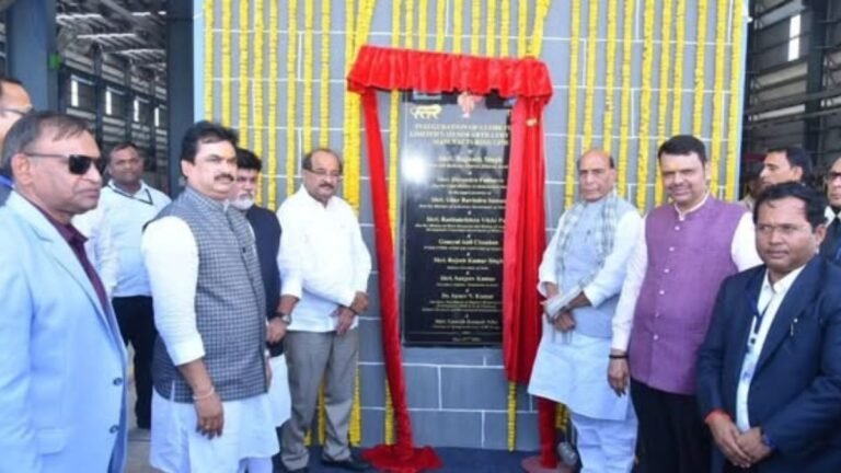 केंद्रीय मंत्री राजनाथ सिंह आणि मुख्यमंत्री देवेंद्र फडणवीस यांच्या हस्ते निबे ग्रुपच्या डिफेन्स मॅन्युफॅक्चरिंग कॉम्प्लेक्स मुख्य प्रवेशद्वाराचे उद्घाटन व कोनशिला अनावरण करण्यात आले.