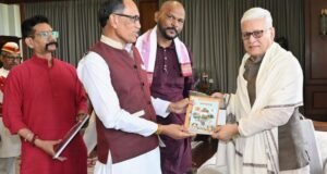 भटके विमुक्त विकास परिषदेचे अध्यक्ष उद्धव काळे यांचेसह परिषदेच्या पदाधिकाऱ्यांनी राज्यपाल जिष्णु देव वर्मा यांची लोकभवन