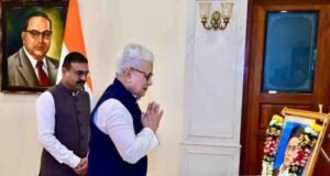 स्वातंत्र्यवीर विनायक दामोदर सावरकर यांच्या १४३ व्या जयंतीनिमित्त त्यांच्या प्रतिमेला राज्यपाल जिष्णु देव वर्मा यांनी आज लोकभवन येथे पुष्पांजली वाहून अभिवादन केले.