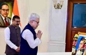 स्वातंत्र्यवीर विनायक दामोदर सावरकर यांच्या १४३ व्या जयंतीनिमित्त त्यांच्या प्रतिमेला राज्यपाल जिष्णु देव वर्मा यांनी आज लोकभवन येथे पुष्पांजली वाहून अभिवादन केले.