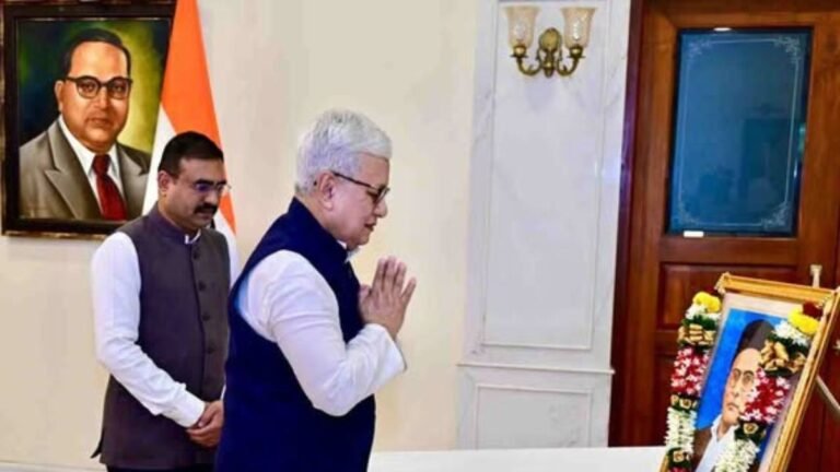 स्वातंत्र्यवीर विनायक दामोदर सावरकर यांच्या १४३ व्या जयंतीनिमित्त त्यांच्या प्रतिमेला राज्यपाल जिष्णु देव वर्मा यांनी आज लोकभवन येथे पुष्पांजली वाहून अभिवादन केले.