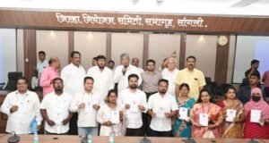 पालकमंत्री चंद्रकांत (दादा) पाटील यांच्या हस्ते विशेष कार्यकारी अधिकाऱ्यांना प्रमाणपत्र वाटप