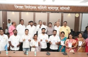 पालकमंत्री चंद्रकांत (दादा) पाटील यांच्या हस्ते विशेष कार्यकारी अधिकाऱ्यांना प्रमाणपत्र वाटप