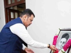 मुख्यमंत्री देवेंद्र फडणवीस यांच्याकडून स्वातंत्र्यवीर सावरकर यांना अभिवादन