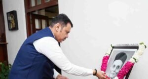 मुख्यमंत्री देवेंद्र फडणवीस यांच्याकडून स्वातंत्र्यवीर सावरकर यांना अभिवादन