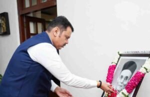 मुख्यमंत्री देवेंद्र फडणवीस यांच्याकडून स्वातंत्र्यवीर सावरकर यांना अभिवादन