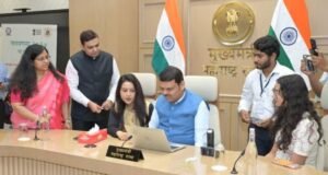 मुख्यमंत्री देवेंद्र फडणवीस यांनी मुंबई येथील वर्षा या शासकीय निवासस्थानी कुटुंबासह स्व-गणना करून भारत सरकारच्या वतीने राबविण्यात येत असलेल्या जनगणना-२०२७ मोहिमेचा शुभारंभ केला.
