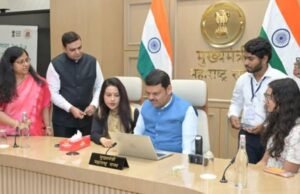 मुख्यमंत्री देवेंद्र फडणवीस यांनी मुंबई येथील वर्षा या शासकीय निवासस्थानी कुटुंबासह स्व-गणना करून भारत सरकारच्या वतीने राबविण्यात येत असलेल्या जनगणना-२०२७ मोहिमेचा शुभारंभ केला.