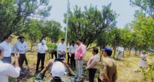 जिल्हाधिकाऱ्यांकडून संत्रा बागेतील आधुनिक एआय तंत्रज्ञानाची पाहणी
