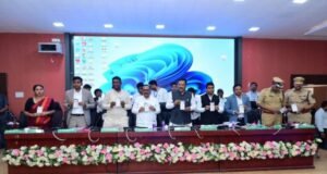 ‘योजना सामाजिक न्यायाच्या’ जिल्हा माहिती कार्यालयाच्या पुस्तिकेचे विमोचन