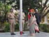 जिल्हाधिकारी डॉ. मित्ताली सेठी यांच्या हस्ते जिल्हाधिकारी कार्यालयात ध्वजवंदन