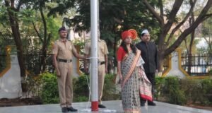 जिल्हाधिकारी डॉ. मित्ताली सेठी यांच्या हस्ते जिल्हाधिकारी कार्यालयात ध्वजवंदन