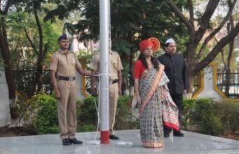 जिल्हाधिकारी डॉ. मित्ताली सेठी यांच्या हस्ते जिल्हाधिकारी कार्यालयात ध्वजवंदन