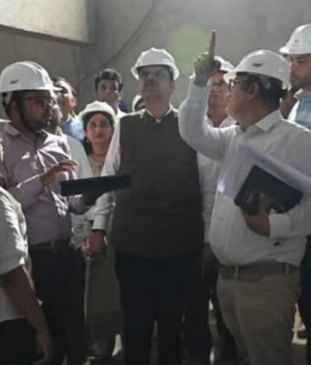 मुख्यमंत्री देवेंद्र फडणवीस यांनी इंदिरा गांधी शासकीय वैद्यकीय महाविद्यालय (मेयो) तसेच मानकापूर येथील विभागीय क्रीडा संकुल