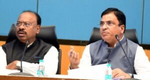 शेतकऱ्यांच्या आत्मविश्वास वाढीसाठी अधिकाऱ्यांनी शेतकऱ्यांच्या बांधावर जाणे आवश्यक – पालकमंत्री चंद्रशेखर बावनकुळे