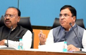 शेतकऱ्यांच्या आत्मविश्वास वाढीसाठी अधिकाऱ्यांनी शेतकऱ्यांच्या बांधावर जाणे आवश्यक – पालकमंत्री चंद्रशेखर बावनकुळे