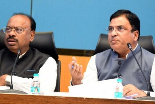 शेतकऱ्यांच्या आत्मविश्वास वाढीसाठी अधिकाऱ्यांनी शेतकऱ्यांच्या बांधावर जाणे आवश्यक – पालकमंत्री चंद्रशेखर बावनकुळे