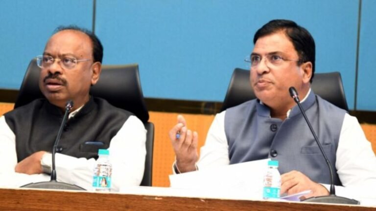 शेतकऱ्यांच्या आत्मविश्वास वाढीसाठी अधिकाऱ्यांनी शेतकऱ्यांच्या बांधावर जाणे आवश्यक – पालकमंत्री चंद्रशेखर बावनकुळे