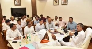 जागतिक स्तरावर पर्यटनदृष्ट्या महत्त्वाचे असलेल्या अजिंठा परिसराचा नियोजनबद्ध व सर्वांगीण विकास करण्याचे निर्देश पर्यटन मंत्री शंभूराज देसाई यांनी या संदर्भात आयोजित बैठकीत दिले.