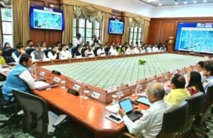 महाराष्ट्राच्या संपन्नतेसाठी पायाभूत सुविधांच्या निर्मिती प्रकल्पांची कामे गतीने पूर्ण होणे गरजेचे आहे.